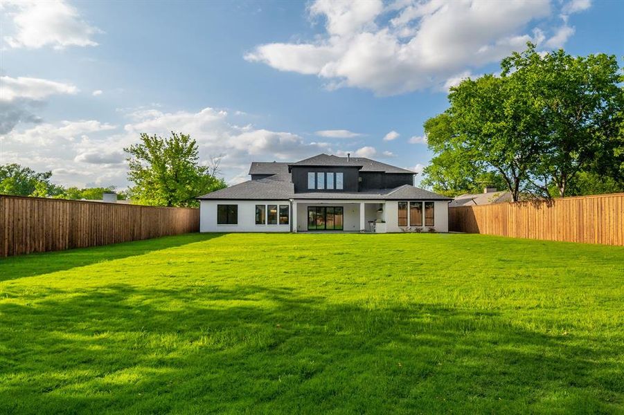 Exterior details and patio area of a home in , Dallas (Image 4).