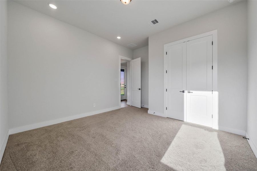 Spacious, unfurnished interior of a new home in Magnolia Bend, Rosharon (Image 41).