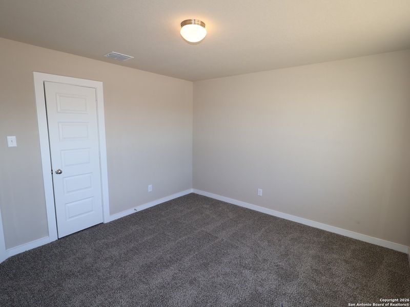 Spacious, unfurnished interior of a new home in Greenspoint Heights, San Antonio (Image 16).