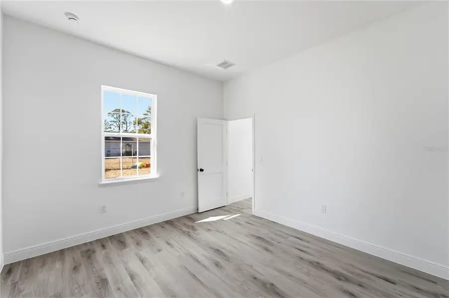 Spacious, unfurnished interior of a new home in , Ocala (Image 28).