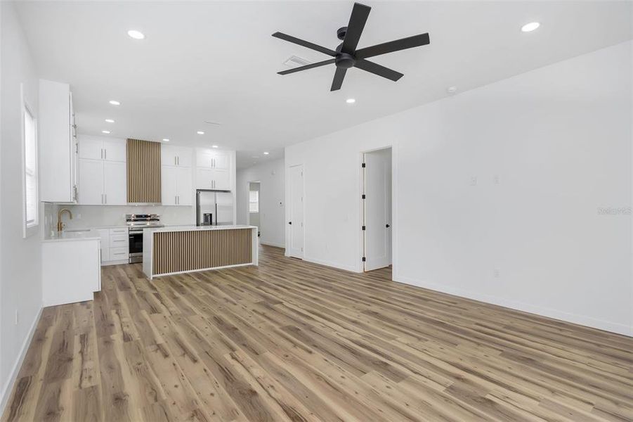 Spacious, unfurnished interior of a new home in , Clearwater (Image 28).