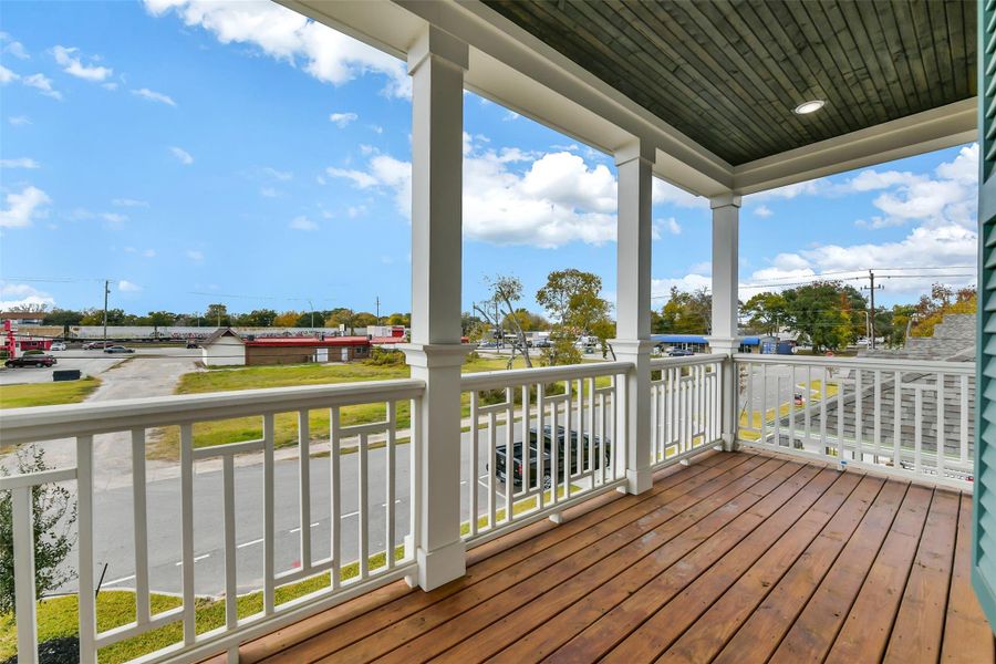 Exterior details and patio area of a home in Pearland Old Townsite, Pearland (Image 4).