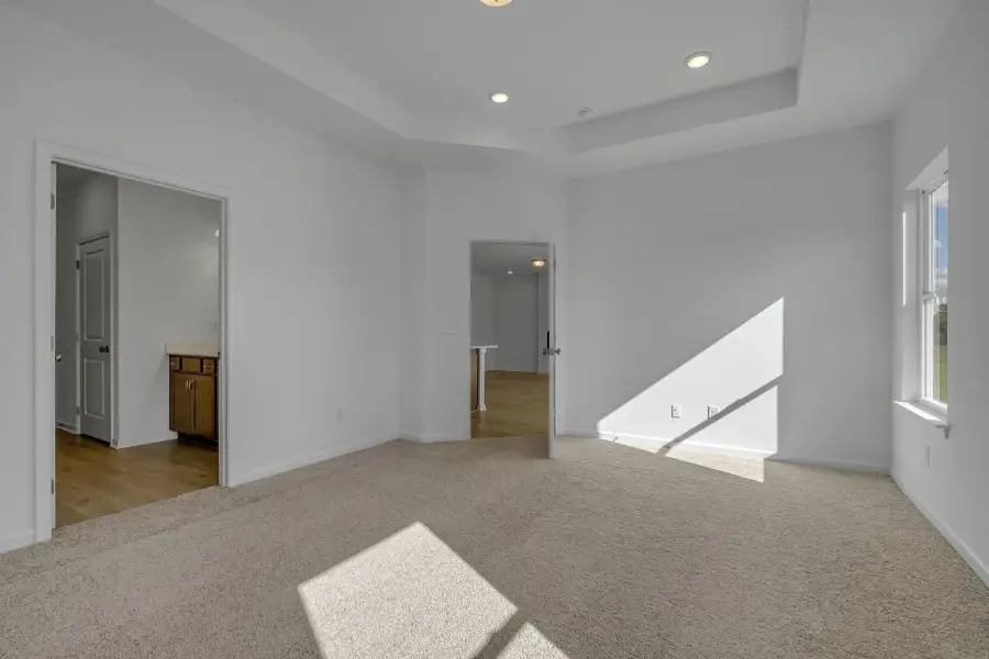 Spacious, unfurnished interior of a new home in Stratford Station, Lebanon (Image 17).