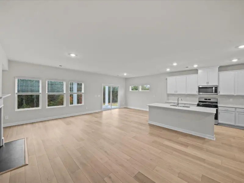 Spacious, unfurnished interior of a new home in Wexford Park, Fountain Inn (Image 10).