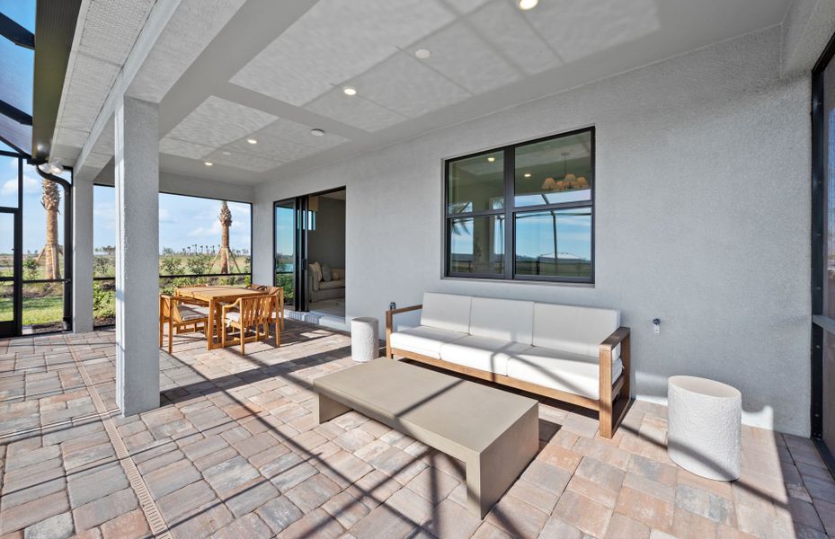 Spacious lanai perfect for entertaining guests