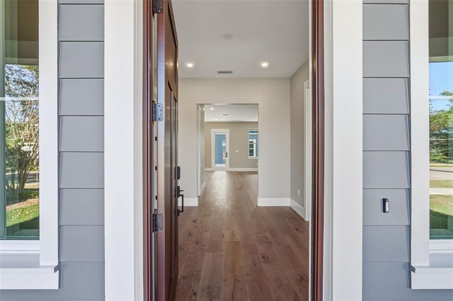 Exterior details and patio area of a home in , St. Petersburg (Image 30).