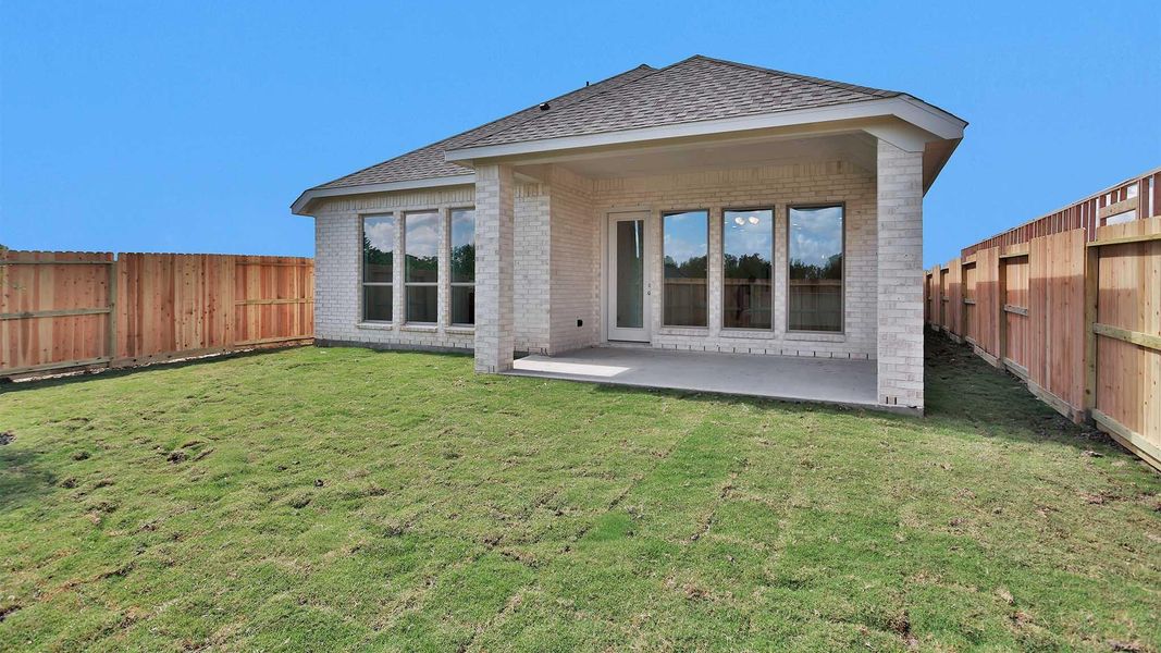 Exterior details and patio area of a home in Valencia, Manvel (Image 4).