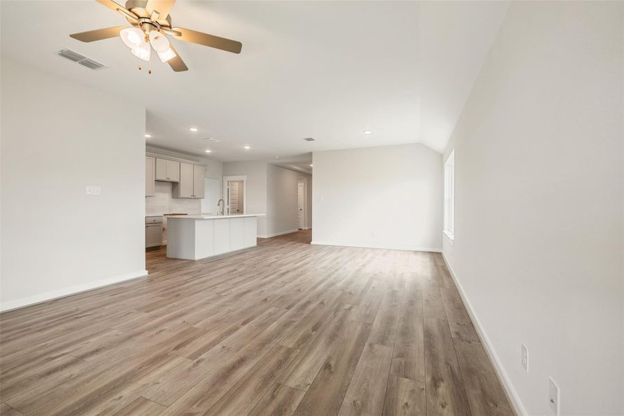 Spacious, unfurnished interior of a new home in River Ranch, Dayton (Image 27).