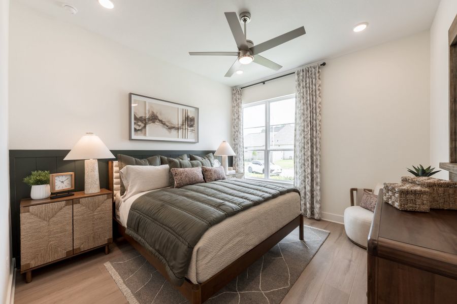 Representative furnished interior of a home built from the Fulbright by Tri Pointe Homes in Sienna 60’, Missouri City (Image 45).