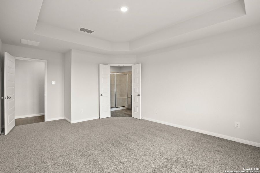 Spacious, unfurnished interior of a new home in Hunters Ranch, San Antonio (Image 14).