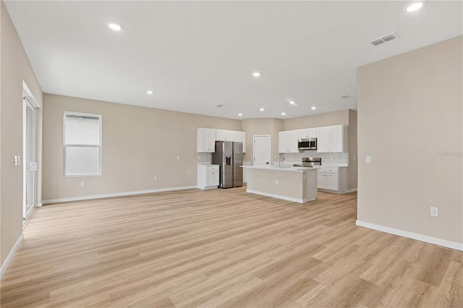 Spacious, unfurnished interior of a new home in Sabana Reserve, Ocala (Image 10).