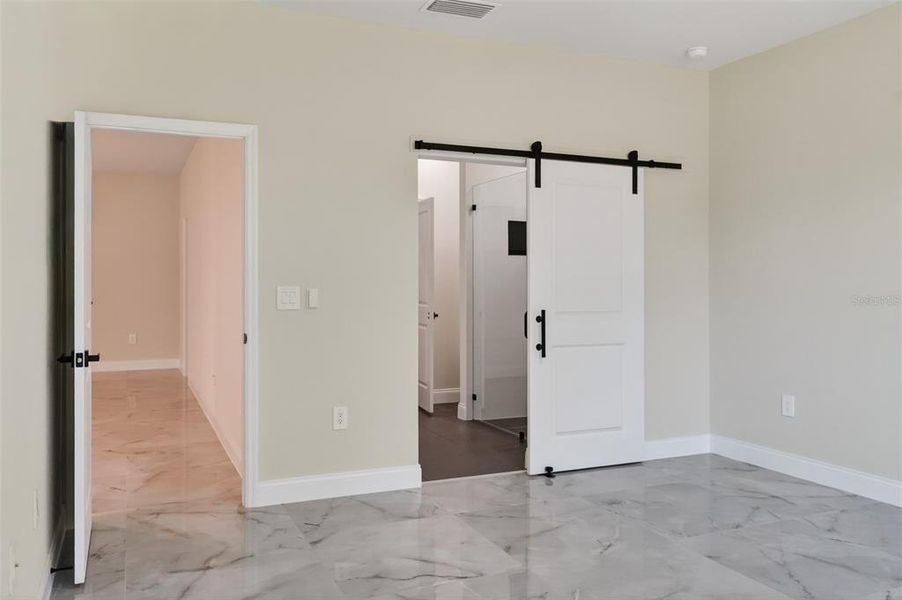 Spacious, unfurnished interior of a new home in , Ocala (Image 15).