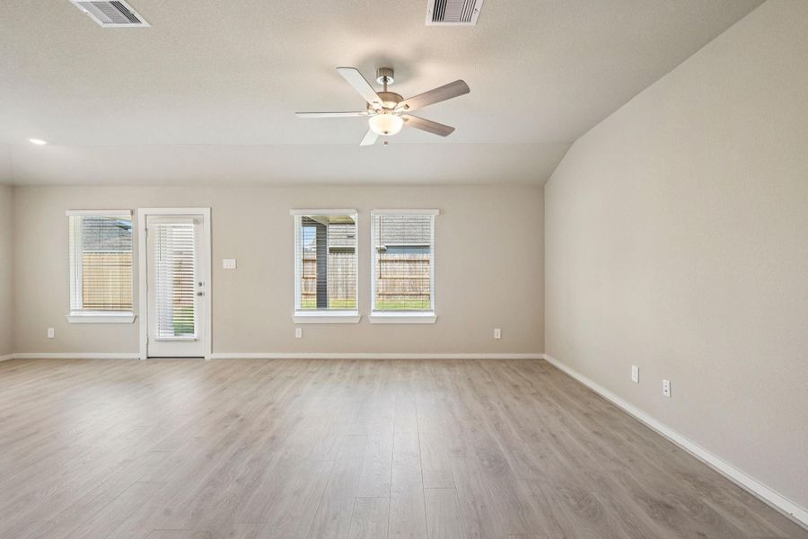 Spacious, unfurnished interior of a new home in Southwinds, Baytown (Image 21).