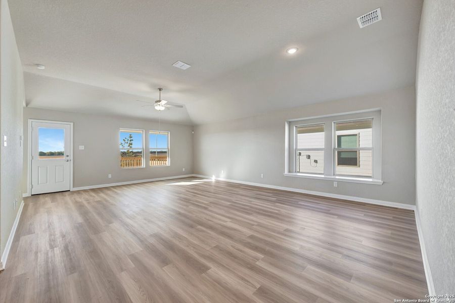Spacious, unfurnished interior of a new home in Greenspoint Heights, Seguin (Image 34).