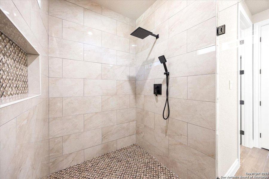 Close-up of interior finishes inside a home in , La Vernia (Image 17).