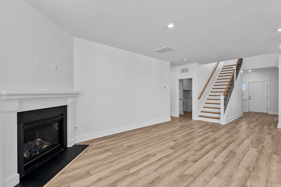 Spacious, unfurnished interior of a new home in Fieldstone, Lexington (Image 30).