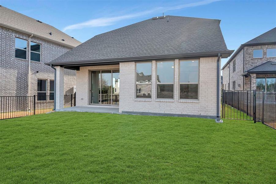 Exterior details and patio area of a home in Gateway Parks, Forney (Image 3).