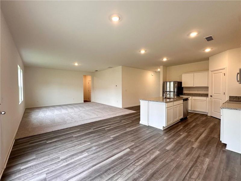 Spacious, unfurnished interior of a new home in Mt. Tabor Ridge, Dallas (Image 11).