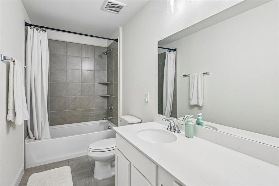 Furnished interior view inside a new home in Cottonwood Creek, Seagoville (Image 33). Furnished interior view inside a new home in Cottonwood Creek, Seagoville (Image 33).