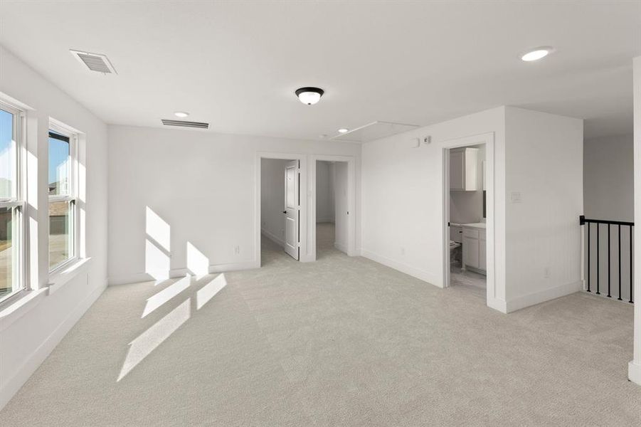 Spacious, unfurnished interior of a new home in Edgewood Creek, Celina (Image 27).