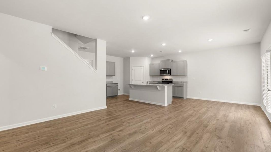 Spacious, unfurnished interior of a new home in Oaks at Cedar Grove, Fairburn (Image 14).