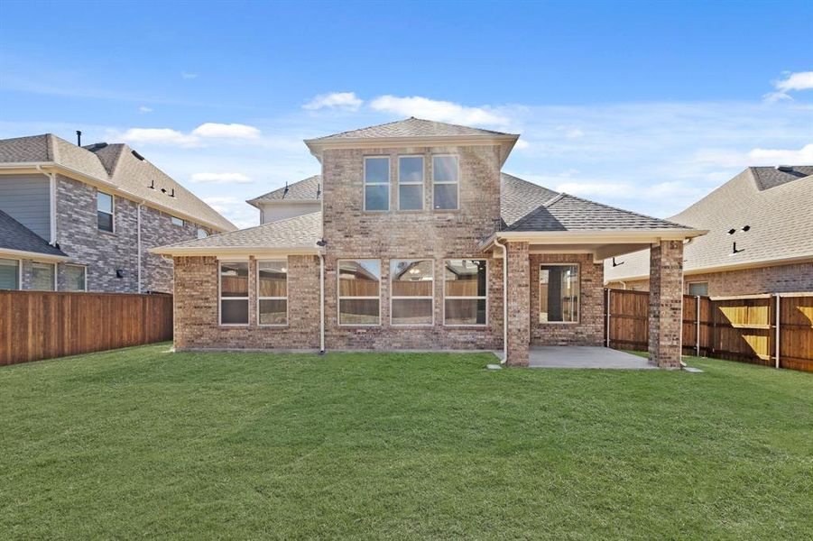 Exterior details and patio area of a home in Lyons Crest Estates, Garland (Image 19).