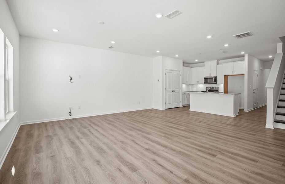 Spacious, unfurnished interior of a new home in Mallard Park, Charlotte (Image 32).