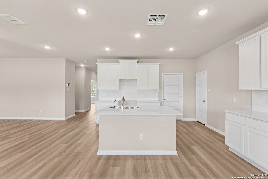 Spacious, unfurnished interior of a new home in Cinco Lakes, San Antonio (Image 18). Spacious, unfurnished interior of a new home in Cinco Lakes, San Antonio (Image 18).