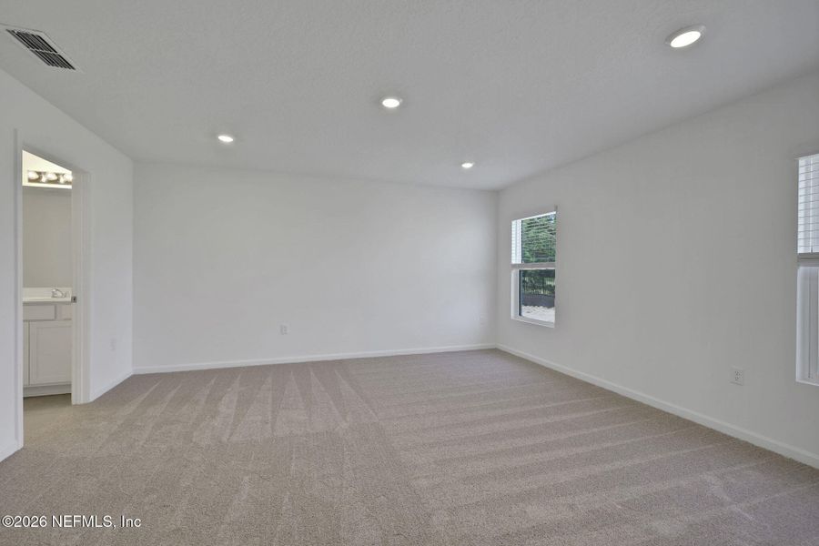Spacious, unfurnished interior of a new home in Diamond Springs, Jacksonville (Image 31).