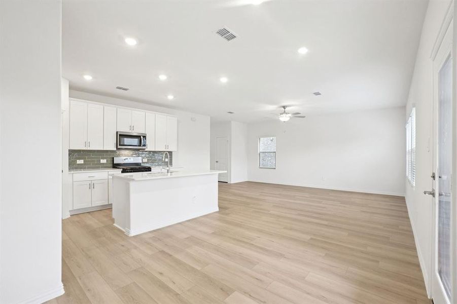 Photo is not of the actual home, but is an inspirational photo of builder’s model home and may depict options, furnishings, and/or decorator features that are not included. Photo is not of the actual home, but is an inspirational photo of builder’s model home and may depict options, furnishings, and/or decorator features that are not included.