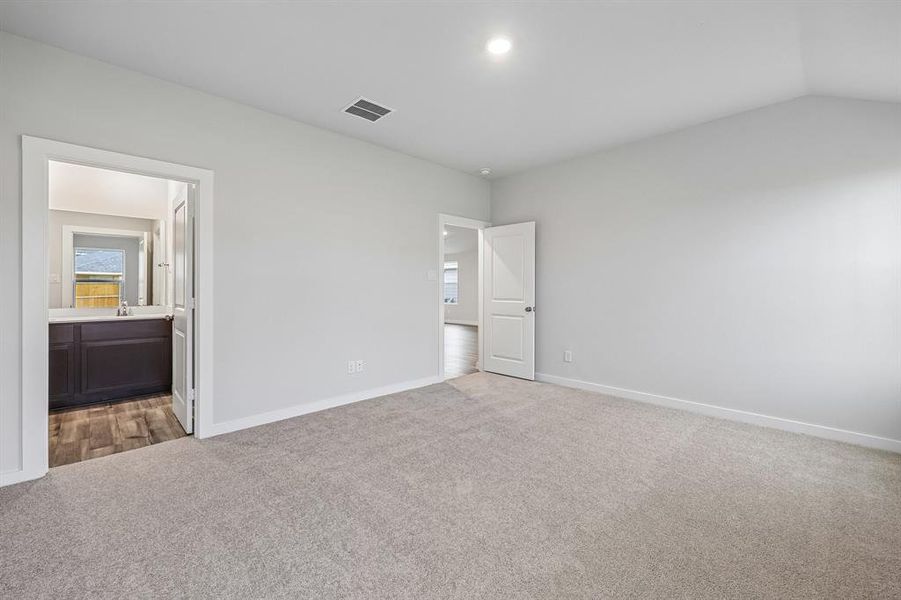 Spacious, unfurnished interior of a new home in Middlefield Village, Dallas (Image 26).
