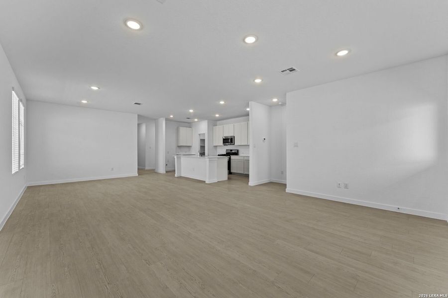 Spacious, unfurnished interior of a new home in Grace Valley, Cibolo (Image 23).