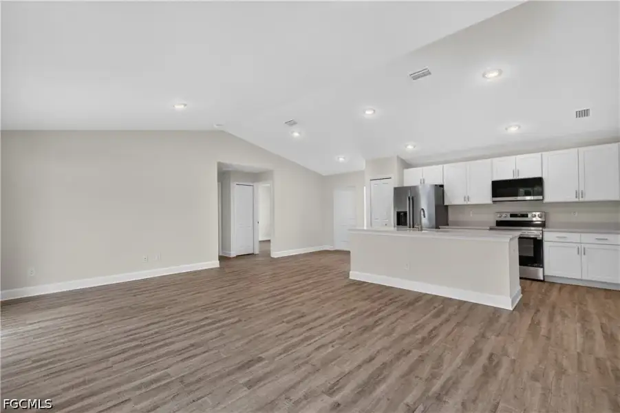 Spacious, unfurnished interior of a new home in Cape Coral, Cape Coral (Image 10).