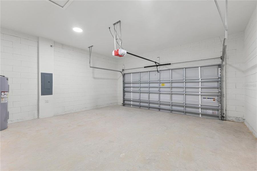 Spacious, unfurnished interior of a new home in , Ocala (Image 15).