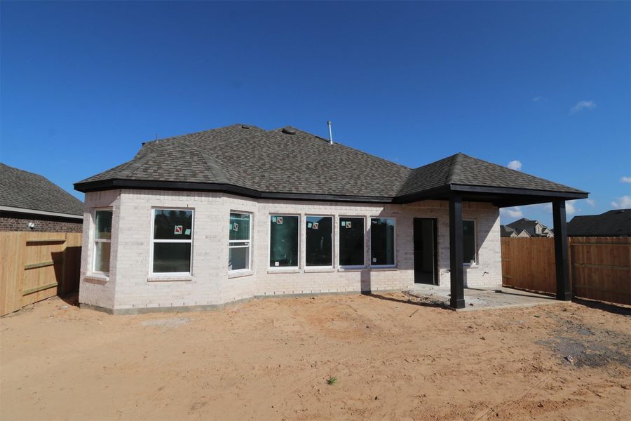 Exterior details and patio area of a home in Lago Mar, Santa Fe (Image 3). Exterior details and patio area of a home in Lago Mar, Santa Fe (Image 3).