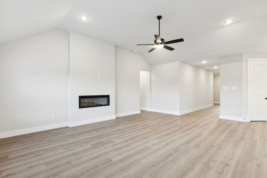Spacious, unfurnished interior of a new home in Dove Hollow, Waxahachie (Image 18). Spacious, unfurnished interior of a new home in Dove Hollow, Waxahachie (Image 18).