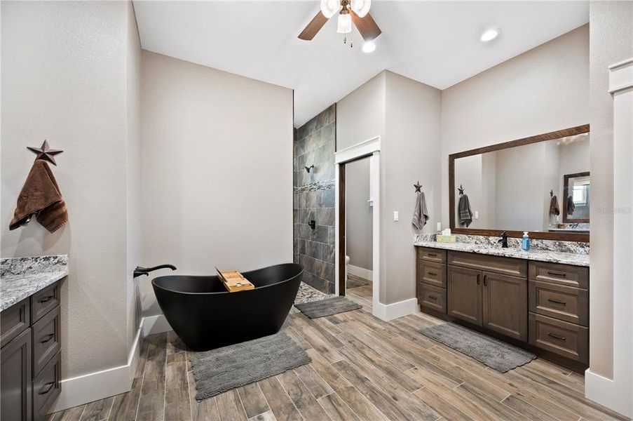 Furnished interior view inside a new home in , Lakeland (Image 38).