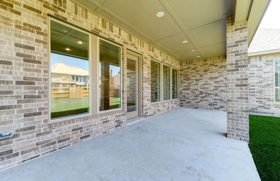 Exterior details and patio area of a home in Artavia 70′, Conroe (Image 25).