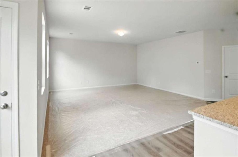 Spacious, unfurnished interior of a new home in Creekside Landing, Dallas (Image 18).