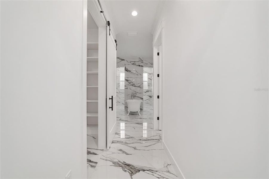 Spacious, unfurnished interior of a new home in , Ocala (Image 25).