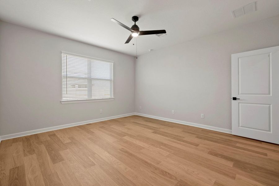 Spacious, unfurnished interior of a new home in Lago Mar, Texas City (Image 10).