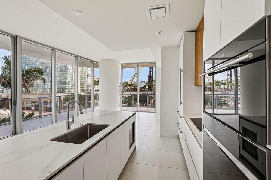 19-web-or-mls-Biscayne Blvd 201-S0409-01