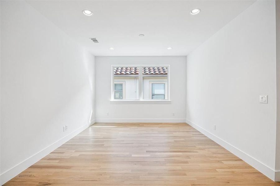 Spacious, unfurnished interior of a new home in , Dallas (Image 20).