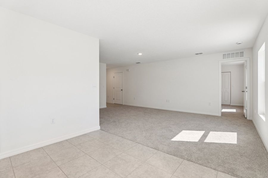 Spacious, unfurnished interior of a new home in Vero Lake Estates, Vero Beach (Image 11).