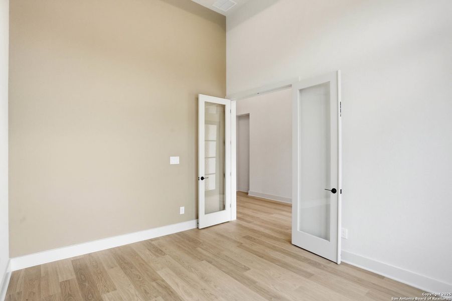Spacious, unfurnished interior of a new home in Kinder Ranch 70's, San Antonio (Image 36).