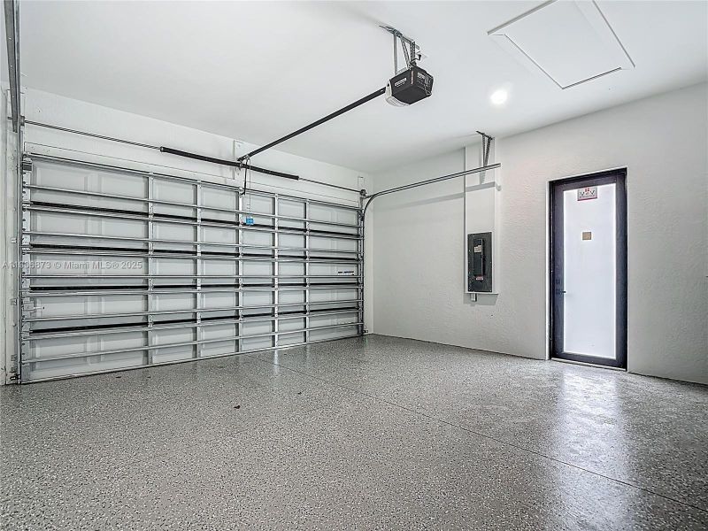 Spacious, unfurnished interior of a new home in , Lehigh Acres (Image 27).