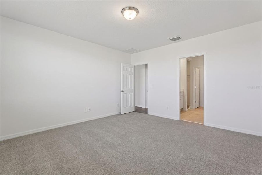 Spacious, unfurnished interior of a new home in The Reserve at Twin Lakes, St. Cloud (Image 34).