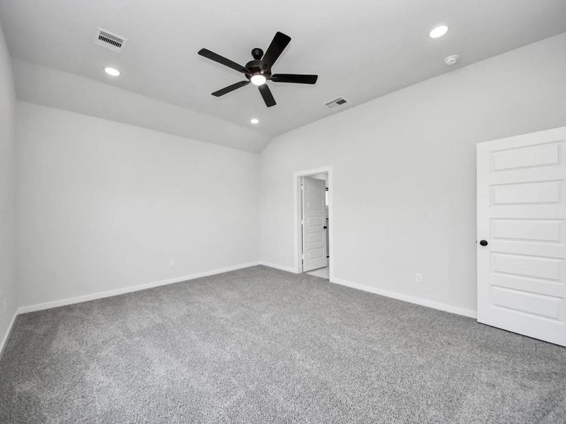 Spacious, unfurnished interior of a new home in River Ranch Meadows, Dayton (Image 30).