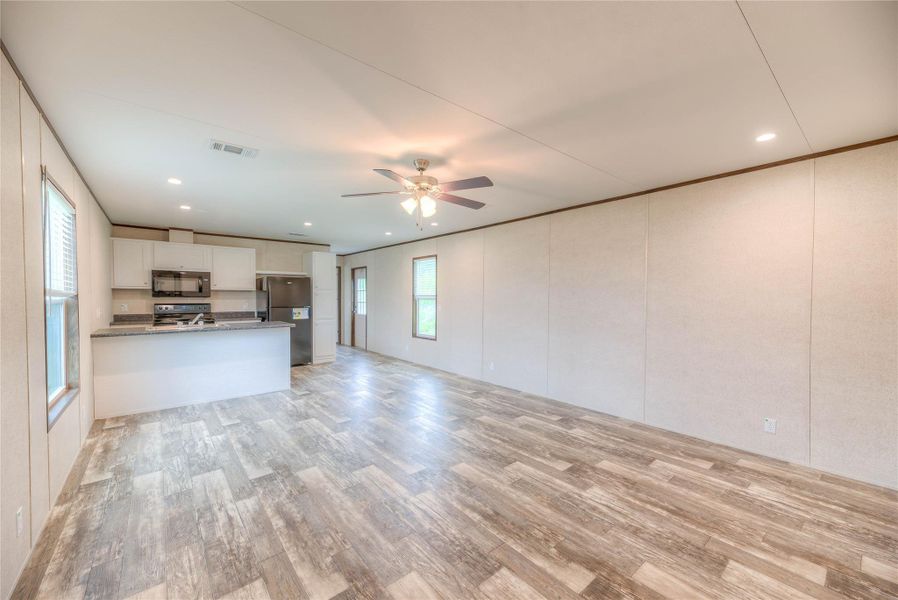 Spacious, unfurnished interior of a new home in , Livingston (Image 7).