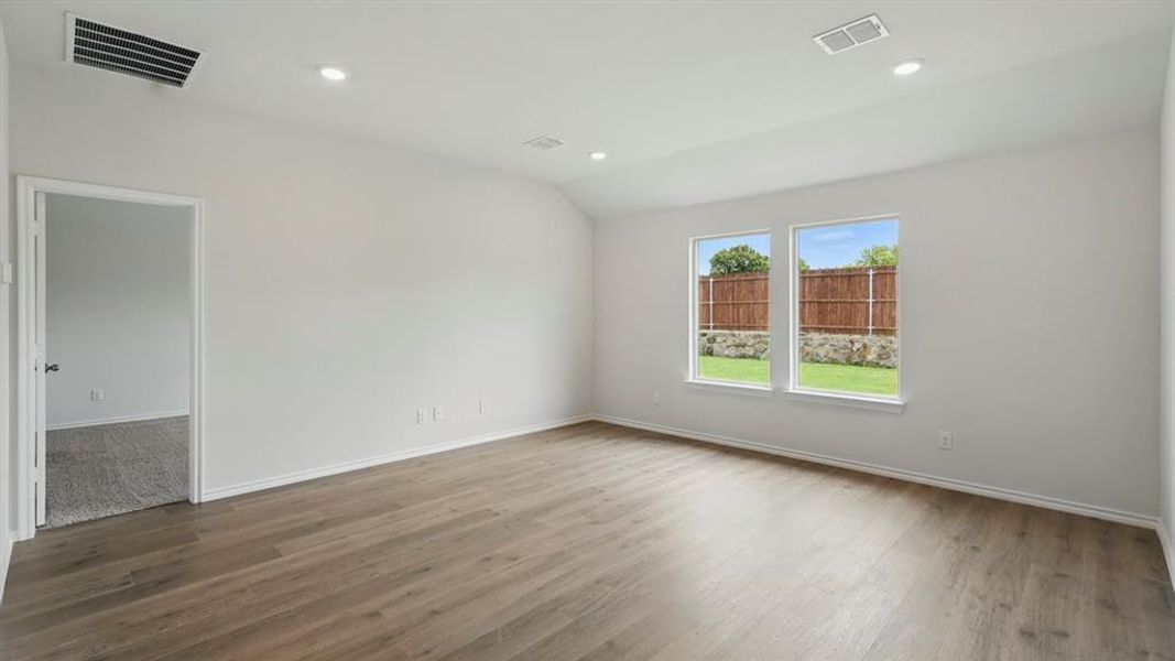 Spacious, unfurnished interior of a new home in Forestbrook Estates, Paris (Image 31).